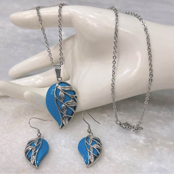 Blue Howlite Silver Leaf Pendant Necklace and Earrings
